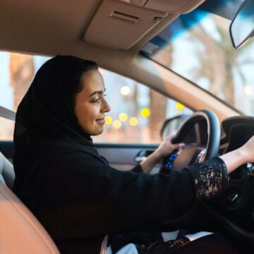 شروط الحصول على رخصة قيادة السيارة للنساء في السعودية 1445 والرسوم المطلوبة